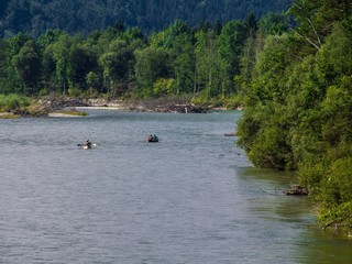 Zwei Kajaks in der Isar