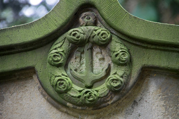 Anker und Rosenkranz auf einem Grabstein