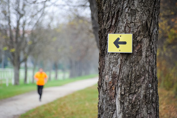Jogger im Park mit orangem Shirt