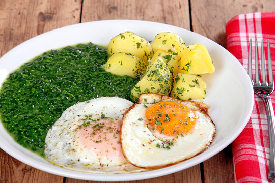 Rahmspinat, Kartoffeln und Spiegeleier