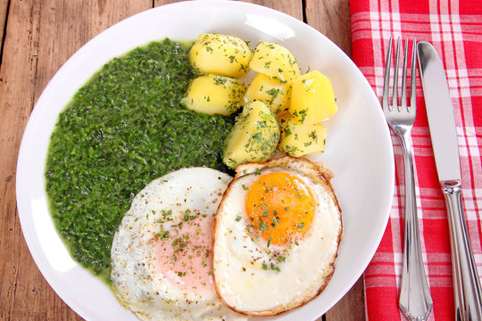 Rahmspinat, Kartoffeln und Spiegeleier