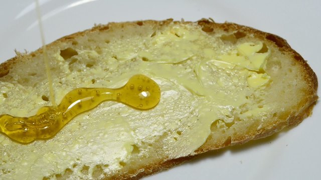 Honig flie&szlig; auf ein Brot