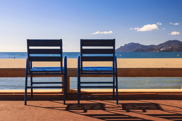 Les chaises bleues sur la Croisette du Festival du Film à Cannes