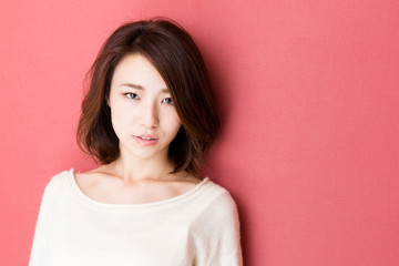 Fototapeta premium attractive asian woman on red background