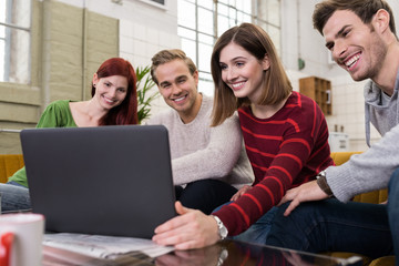 junge leute schauen zusammen auf laptop