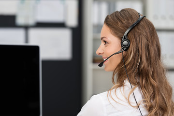 geschäftsfrau telefoniert mit headset