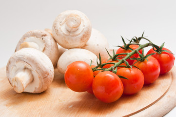 tomates cerises et champignons blancs