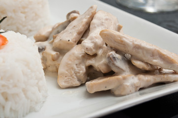 blanc Poulet sauce aux champignons accompagné de riz et salade