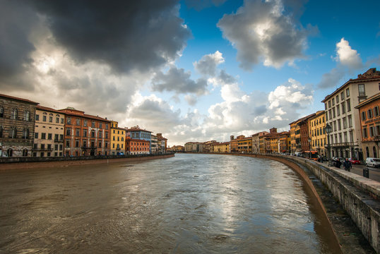 Fiume Arno in piena, esondare straripare, acqua alta, Pisa