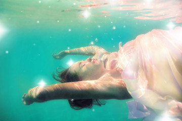 Obraz na płótnie Canvas underwater girl in swimming pool