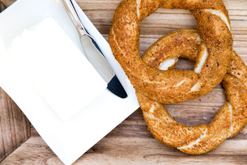Sesamring mit Butter und Tee
