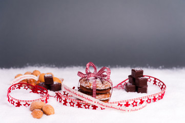 Weihnachtsgebäck und Nüsse festlich dekoriert