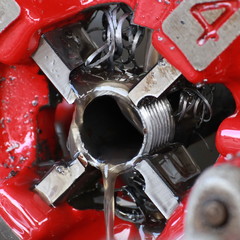 Pipe threading with oil lubrication