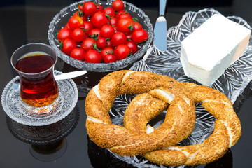 Sesamring mit Butter und Tee