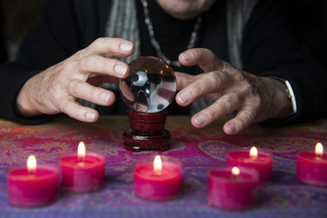 Ältere Dame liest die Zukunft in der Glaskugel