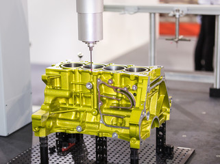 operator inspection dimension aluminium automotive part  by CMM