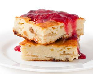 Cottage cheese pudding with raspberry jam