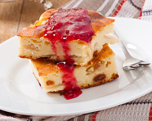 Cottage cheese pudding with raspberry jam