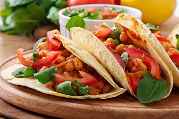 Tacos with chicken and bell peppers
