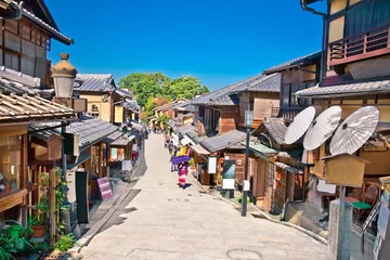 Fotobehang Toeristen lopen op Gion-district in Kyoto, Japan. © Aleksandar Todorovic