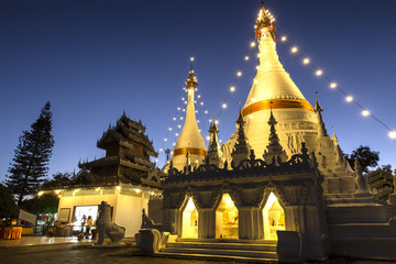 Fototapeta premium Wat Phrathat Doi Kongmu at night in Mae Hong Son, Thailand