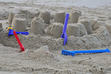 Construction d'un château de sable sur une plage