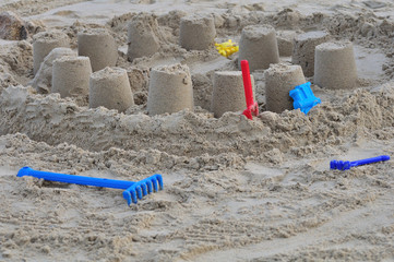 Pâtés de sable sur une plage de sable