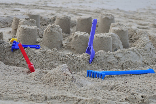 Construction d'un ch&acirc;teau de sable sur une plage