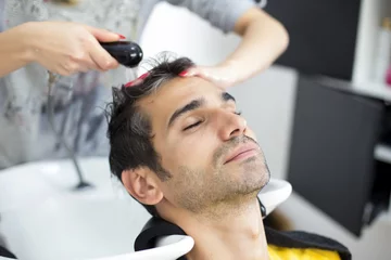 Crédence de cuisine en verre imprimé Salon de coiffure Young man at hairdresser