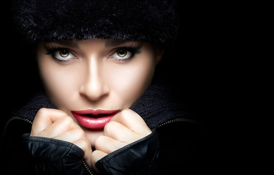 Beauty Gorgeous Young Woman in Black Winter Fashion