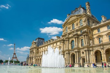 Obraz premium Luwr w Paryżu, Francja