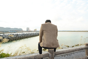悲しむ男性