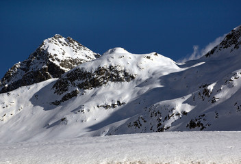 Fototapeta na wymiar Schneebedeckte Berge mit blauem Himmel