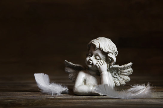 Trauerkarte: Trauriger Engel mit Federn