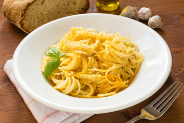 Spaghetti con bottarga e formaggio grattugiato