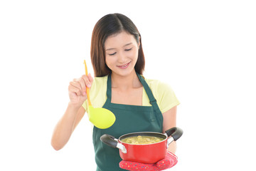 料理を楽しむ女性