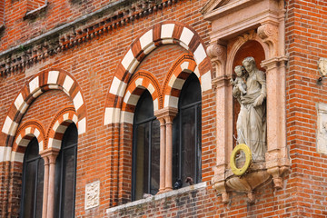 Obraz premium Statue on the facade House of Merchants ( Domus Mercatorum or Ca