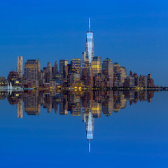 Obraz premium Manhattan Skyline from Jersey at twilight