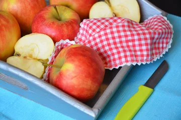 Foto auf Glas Obstschale mit frischen Äpfeln © trinetuzun