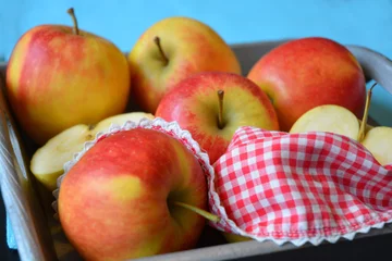 Tragetasche Obstschale mit frischen Äpfeln © trinetuzun