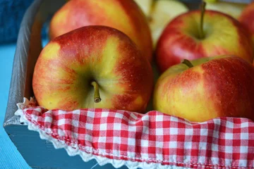 Fotobehang Fruitschaal met verse appels © trinetuzun