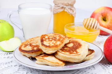 Fritters with apples and honey