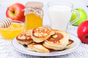 Fritters with apples and honey