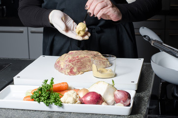Braten für den Ofen vorbereiten