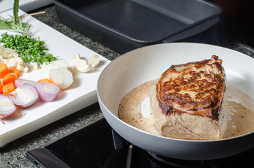 Braten in der Pfanne anbraten