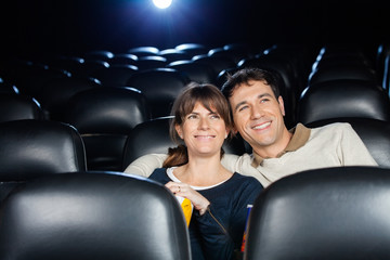 Obraz premium Happy Couple Watching Film In Theater