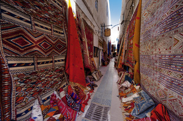 Gasse mit Teppichhändlern in Essaouira, Marokko - obrazy, fototapety, plakaty