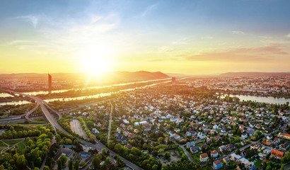 Obraz premium Panoramę Wiednia o zachodzie słońca z Dunaju, Austria