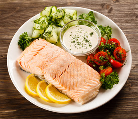 Salmon steak and vegetables