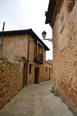calle en pueblo tipico de montaña